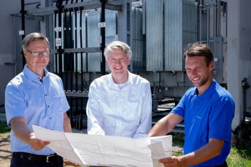 LINZ AG-Vorstandsdirektor Mag. DI Josef Siligan (m.) mit DI Siegfried Laimgruber (l.) und Julian Orgler (r.) (beide LINZ NETZ GmbH) vor einem der neuen Trafos.
