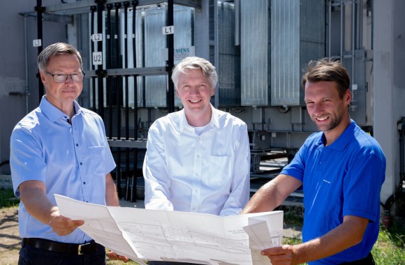 LINZ AG-Vorstandsdirektor Mag. DI Josef Siligan (m.) mit DI Siegfried Laimgruber (l.) und Julian Orgler (r.) (beide LINZ NETZ GmbH) vor einem der neuen Trafos.