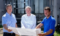 LINZ AG-Vorstandsdirektor Mag. DI Josef Siligan (m.) mit DI Siegfried Laimgruber (l.) und Julian Orgler (r.) (beide LINZ NETZ GmbH) vor einem der neuen Trafos.