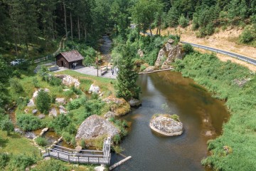 Wehranlage mit Fischaufstieg in Pierbach aus der Vogelperspektive