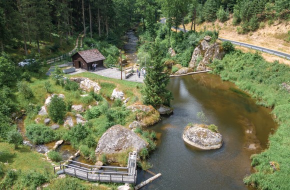 Wehranlage mit Fischaufstieg in Pierbach aus der Vogelperspektive