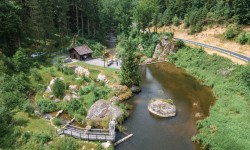 Wehranlage mit Fischaufstieg in Pierbach aus der Vogelperspektive