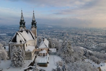 Luftbildansicht von Pöstlingbergkirche im Winter (beschneit)