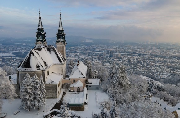 Luftbildansicht von Pöstlingbergkirche im Winter (beschneit)