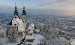 Luftbildansicht von Pöstlingbergkirche im Winter (beschneit)