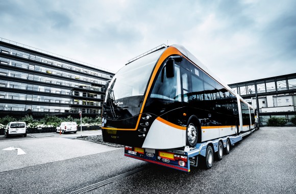 Der dritte 24-Meter-Obus am Tieflader bei der Ankunft in der  LINZ AG-Zentrale.