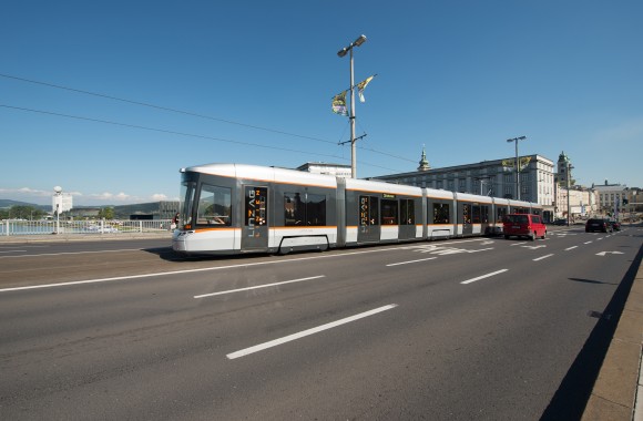 Straßenbahn Nibelungenbrücke