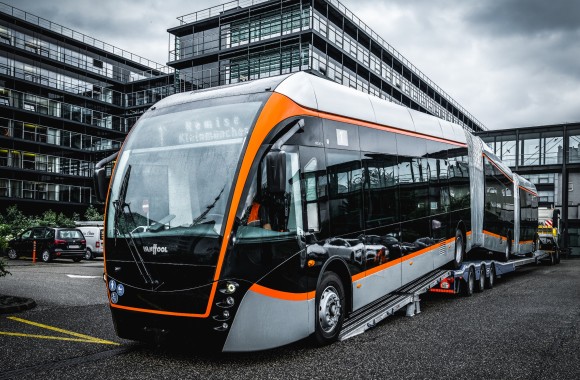 Neuer E-Bus berührt erstmals Linzer Boden.