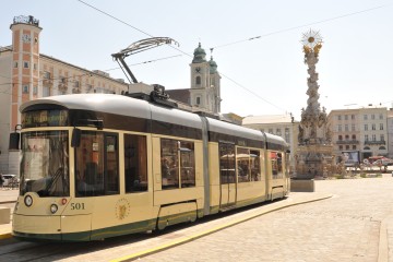 Die Pöstlingbergbahn am Hauptplatz von Linz.