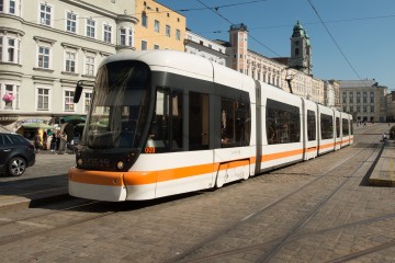 Straßenbahn steht in der Haltestelle des Hauptplatzes