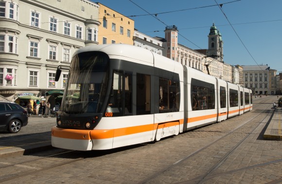 Straßenbahn steht in der Haltestelle des Hauptplatzes