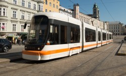 Straßenbahn steht in der Haltestelle des Hauptplatzes