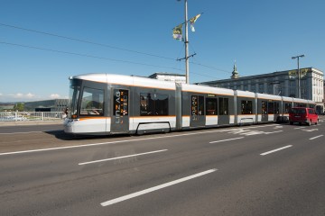 Bim (Straßenbahn) fährt über Nibelungenbrücke