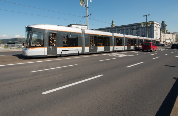 Bim (Straßenbahn) fährt über Nibelungenbrücke