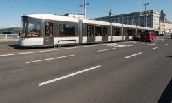 Bim (Straßenbahn) fährt über Nibelungenbrücke