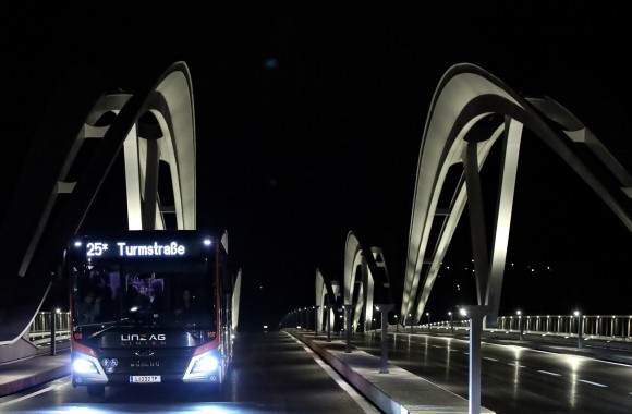 Bus der Linie 25 fährt über Brücke