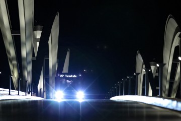 Bus der Linie 25 fährt über Brücke