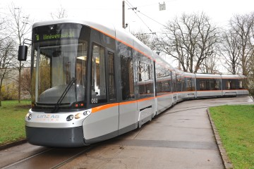 Niederflurstraßenbahn steht