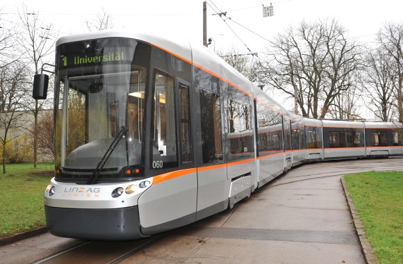 Niederflurstraßenbahn steht