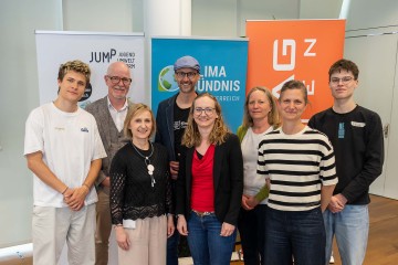 Die Projektpartner des Jugendprojekts Citysurfer stehen vor Rollups und lächeln in die Kamera