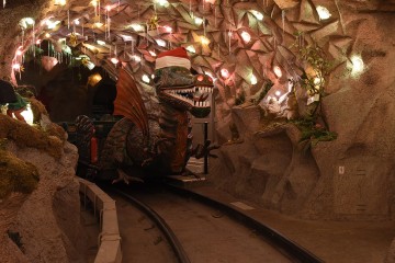 Drache Lenzibald fährt eine Runde in der Grottenbahn am Linzer Pöstlingberg.