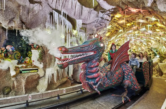 Drache Lenzibald fährt eine Runde in der Grottenbahn am Linzer Pöstlingberg.