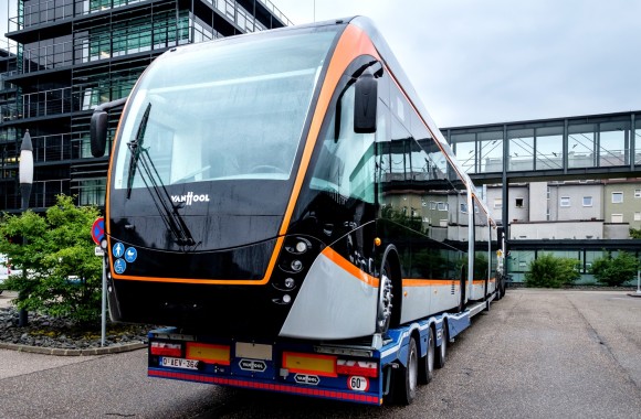 Der neue vollelektrische Oberleitungsbus auf dem Anhänger des Spezialtransporters.