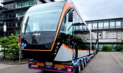 Der neue vollelektrische Oberleitungsbus auf dem Anhänger des Spezialtransporters.