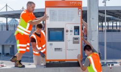 Facharbeiter der LINZ AG LINIEN installieren einen neuen Fahrscheinautomaten.