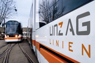 Ferienfahrpläne, Straßenbahnen fahren aneinander vorbei