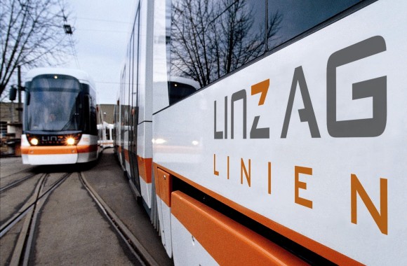 Ferienfahrpläne, Straßenbahnen fahren aneinander vorbei