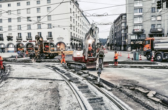 Tausch von Straßenbahngleisen am Linzer Hinsenkampplatz