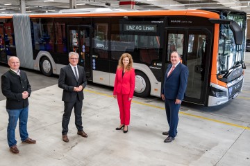 Generaldirektor Erich Haider, Vorstandsdirektorin Dr. Jutta Rinner mit Herrn Hein und Herrn Luger vor einem E-Bus