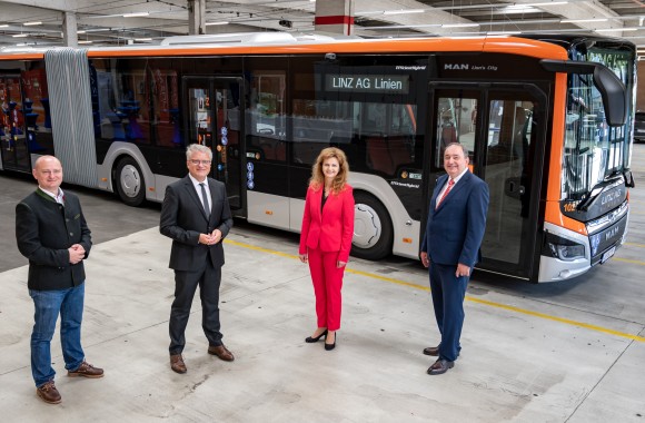 Generaldirektor Erich Haider, Vorstandsdirektorin Dr. Jutta Rinner mit Herrn Hein und Herrn Luger vor einem E-Bus