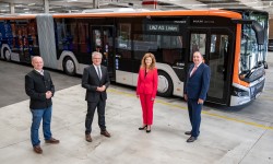 Generaldirektor Erich Haider, Vorstandsdirektorin Dr. Jutta Rinner mit Herrn Hein und Herrn Luger vor einem E-Bus