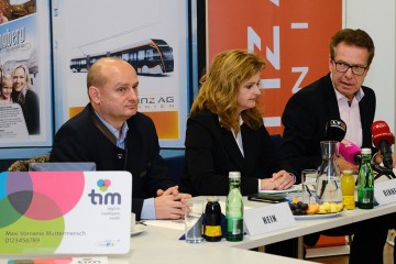 Vorstandsdirektorin Dr. Jutta Rinner mit Herrn Hein und Waldhör an Tisch sitzend 