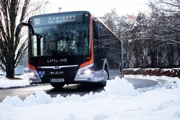 Abbildung eines Fahrenden Hybridelektrobusses der LINZ AG LINIEN im Winter
