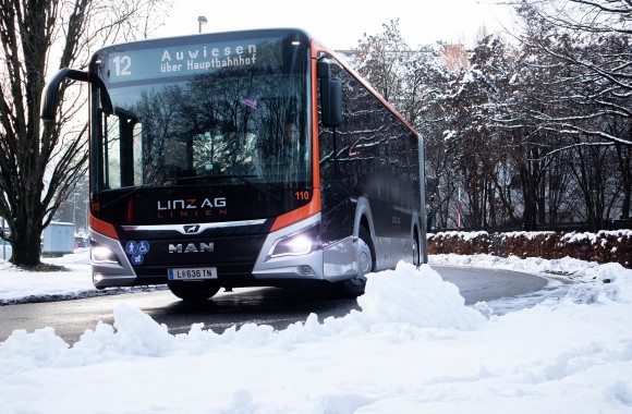 Abbildung eines Fahrenden Hybridelektrobusses der LINZ AG LINIEN im Winter