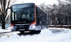 Abbildung eines Fahrenden Hybridelektrobusses der LINZ AG LINIEN im Winter