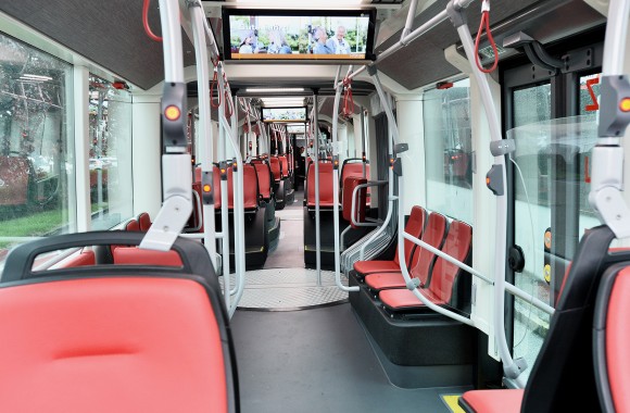 Moderne Innenausstattung mit Ledersitzen im Obus