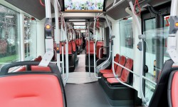 Moderne Innenausstattung mit Ledersitzen im Obus