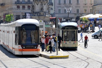 Cityrunner und Pöstlingbergbahn der LINZ AG LINIEN auf dem Hauptplatz.
