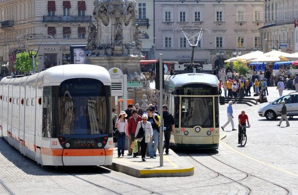 Cityrunner und Pöstlingbergbahn der LINZ AG LINIEN auf dem Hauptplatz.