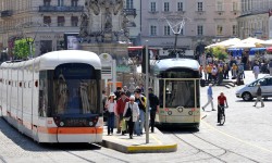 Cityrunner und Pöstlingbergbahn der LINZ AG LINIEN auf dem Hauptplatz.