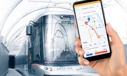 Bild von einem Smartphone an welchem die Linz-Mobil-App geöffnet ist. Im Hintergrund ist eine Straßenbahn zu sehen.