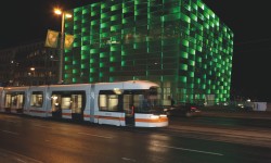 Straßenbahn fährt nachts am Ars Electronica Center vorbei