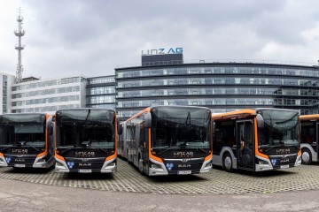 Neue Autobusse der LINZ AG LINIEN vor dem LINZ AG Gebäude