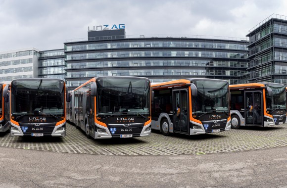 Neue Autobusse der LINZ AG LINIEN vor dem LINZ AG Gebäude