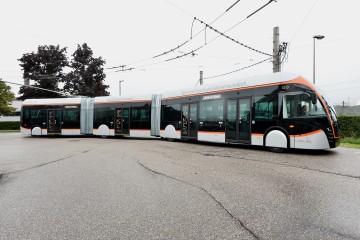 Neuer Obus fährt auf der Straße