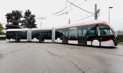 Neuer Obus fährt auf der Straße